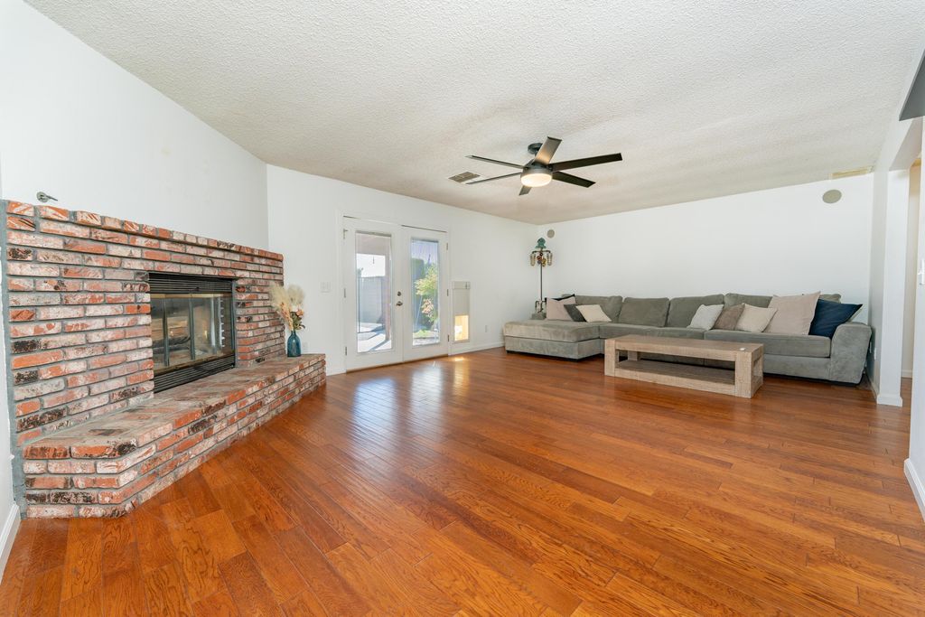 Image 3 of property listing at 10200 Wayland Court, Bakersfield, CA 93312