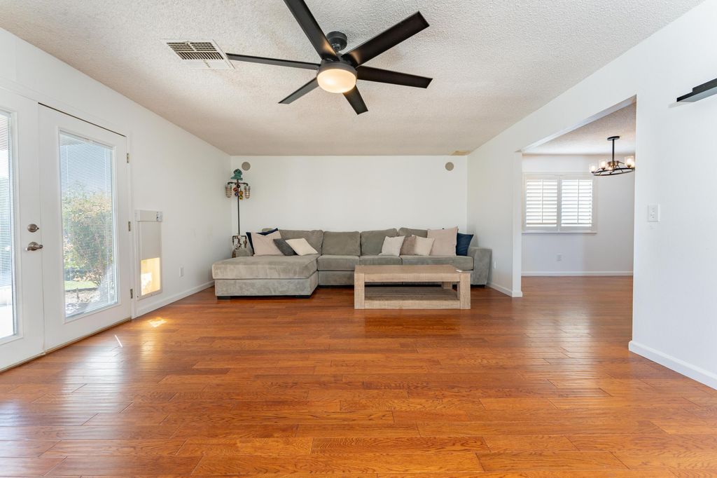 Image 4 of property listing at 10200 Wayland Court, Bakersfield, CA 93312