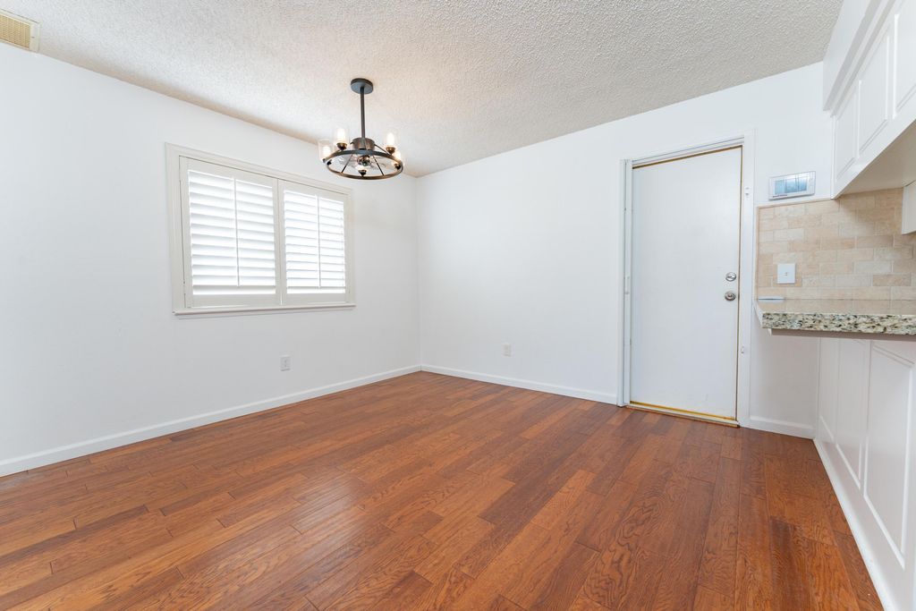 Image 5 of property listing at 10200 Wayland Court, Bakersfield, CA 93312