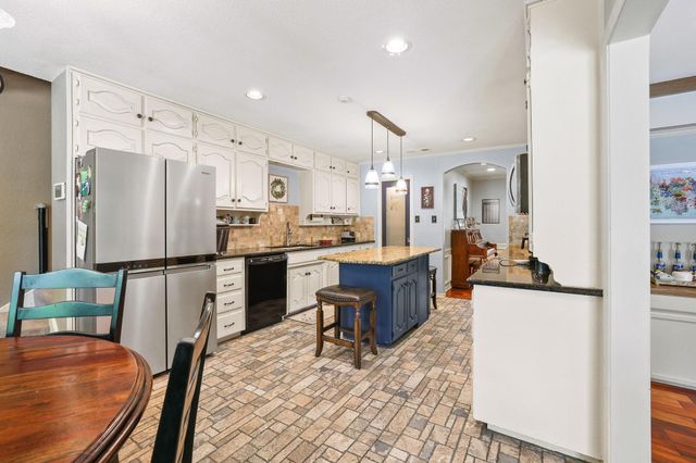 80 River Hills Drive, Denison, TX 75020