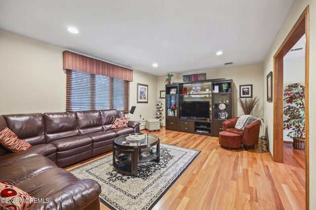 42 Saupe Drive, Manalapan, NJ 07726