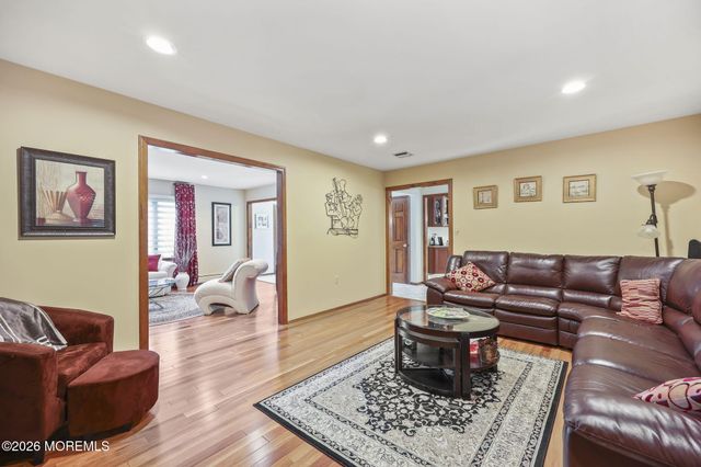 42 Saupe Drive, Manalapan, NJ 07726