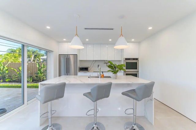 6600 NE 21ST Drive, Fort Lauderdale, FL 33308