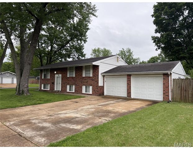 1460 Fox Run Drive, Florissant, MO 63033