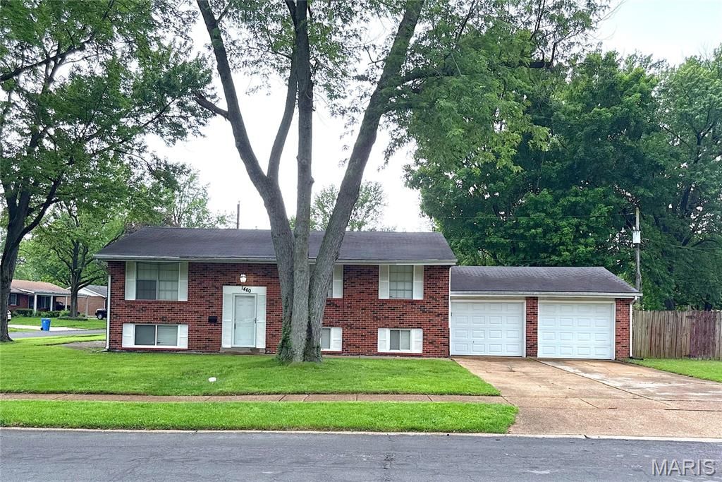 1460 Fox Run Drive, Florissant, MO 63033
