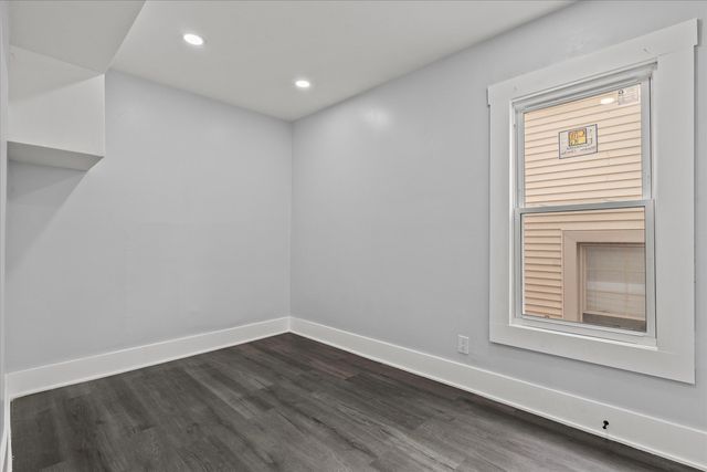 3904 W Montrose Avenue, Chicago, IL 60618