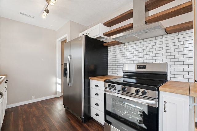 105 4th Street SW, Swisher, IA 52338