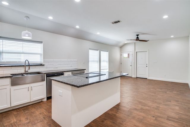 614 E College Street, Sherman, TX 75090