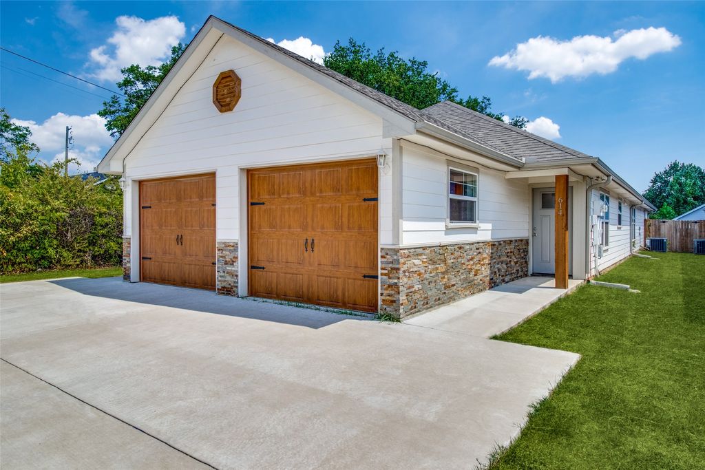 614 E College Street, Sherman, TX 75090