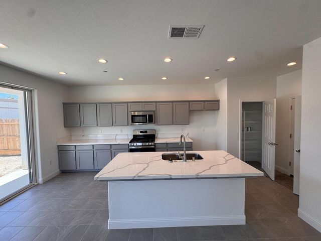 412 W Escalon, Clovis, CA 93612