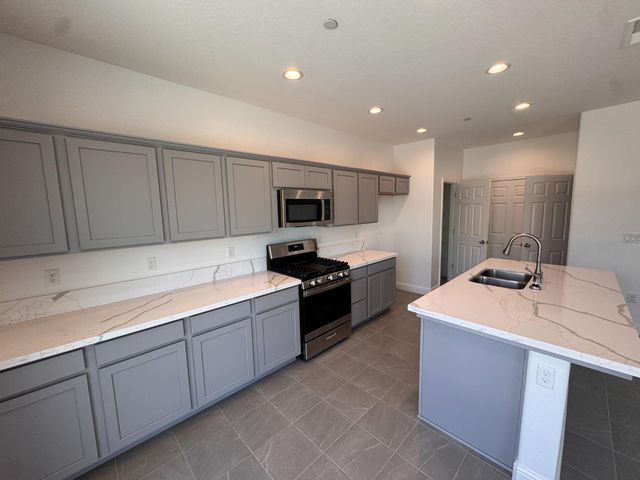 412 W Escalon, Clovis, CA 93612