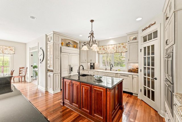 W210N5415 Carters Crossing CIRCLE, Menomonee Falls, WI 53051