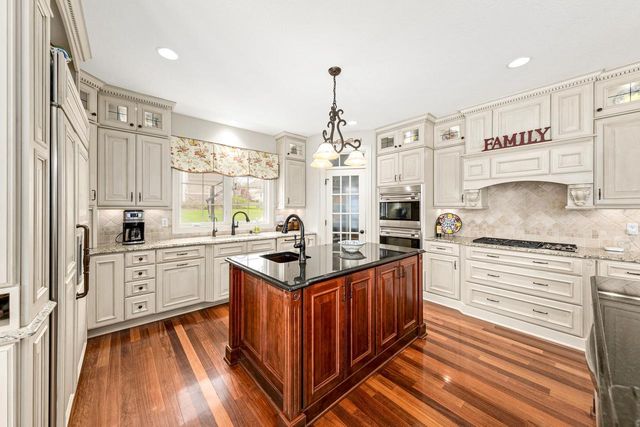 W210N5415 Carters Crossing CIRCLE, Menomonee Falls, WI 53051