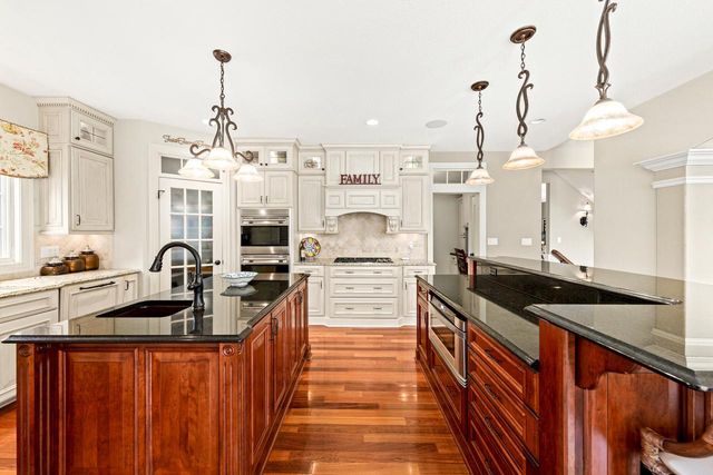 W210N5415 Carters Crossing CIRCLE, Menomonee Falls, WI 53051