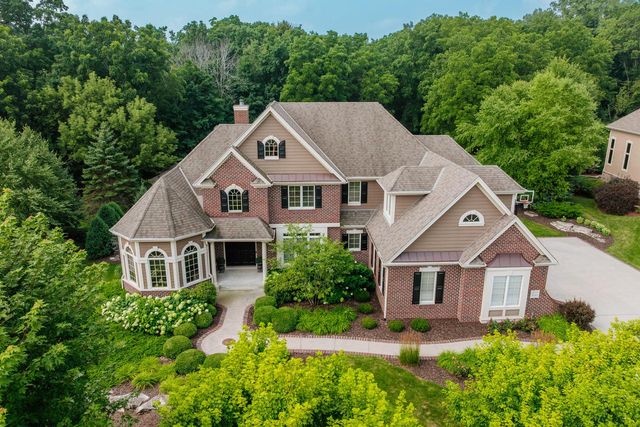 W210N5415 Carters Crossing CIRCLE, Menomonee Falls, WI 53051