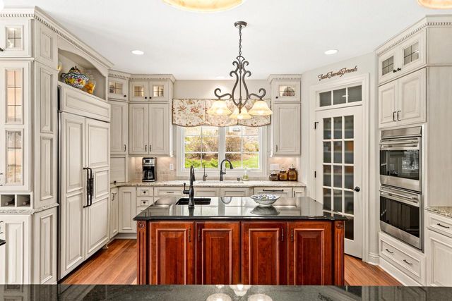 W210N5415 Carters Crossing CIRCLE, Menomonee Falls, WI 53051