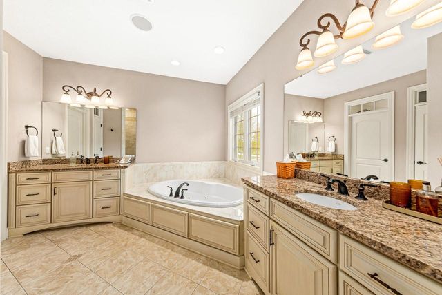 W210N5415 Carters Crossing CIRCLE, Menomonee Falls, WI 53051
