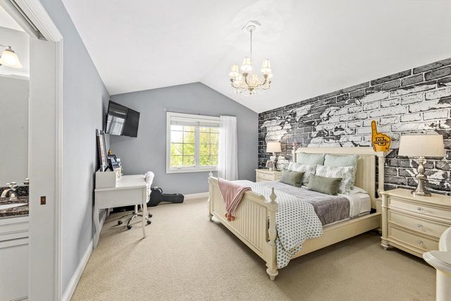 W210N5415 Carters Crossing CIRCLE, Menomonee Falls, WI 53051
