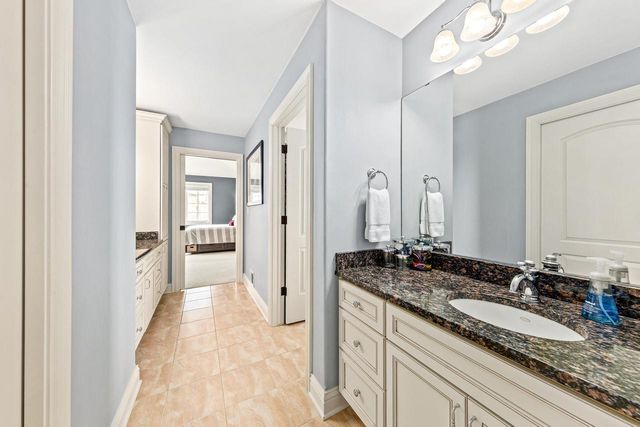 W210N5415 Carters Crossing CIRCLE, Menomonee Falls, WI 53051