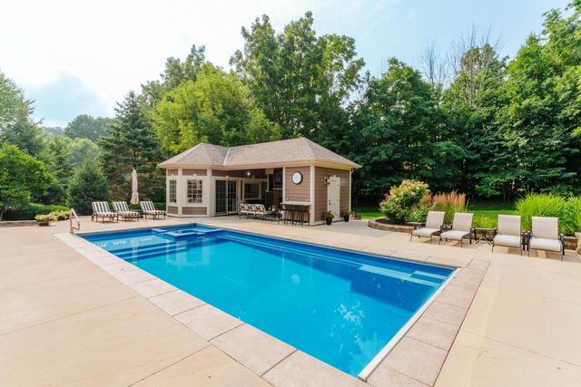 W210N5415 Carters Crossing CIRCLE, Menomonee Falls, WI 53051
