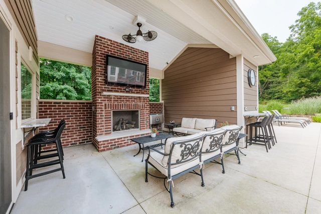 W210N5415 Carters Crossing CIRCLE, Menomonee Falls, WI 53051
