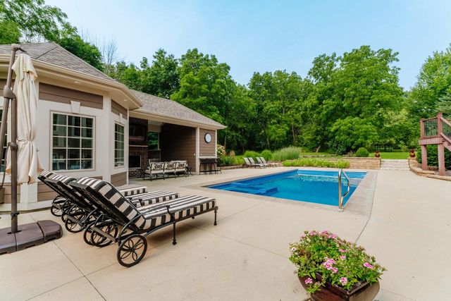 W210N5415 Carters Crossing CIRCLE, Menomonee Falls, WI 53051