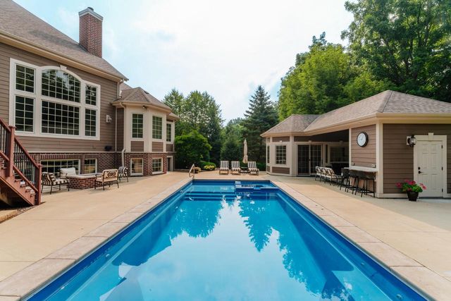 W210N5415 Carters Crossing CIRCLE, Menomonee Falls, WI 53051