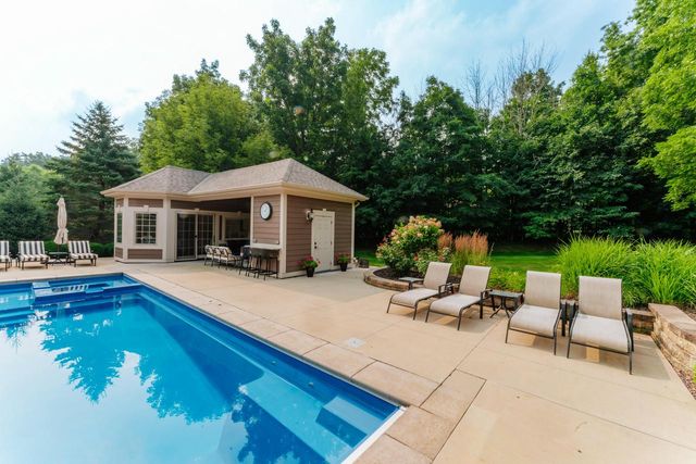 W210N5415 Carters Crossing CIRCLE, Menomonee Falls, WI 53051