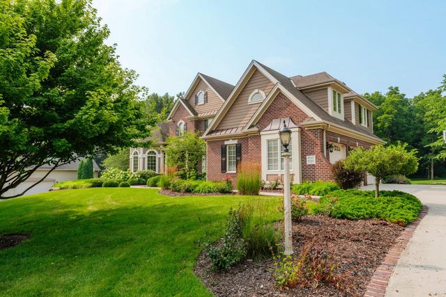 W210N5415 Carters Crossing CIRCLE, Menomonee Falls, WI 53051