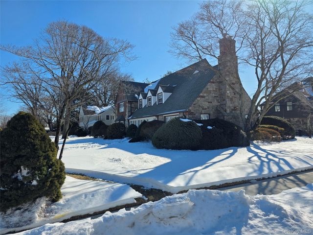 24 Canterbury Road, Rockville Centre, NY 11570