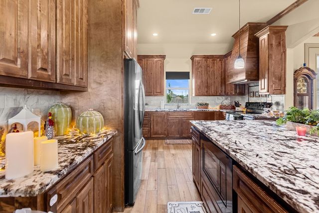 300 Delatorre Street, Trenton, TX 75490