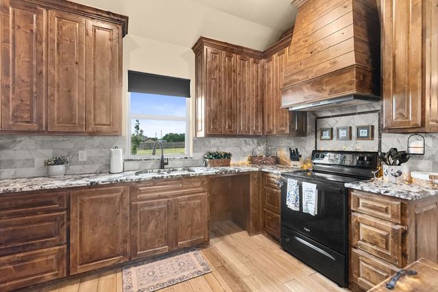 300 Delatorre Street, Trenton, TX 75490