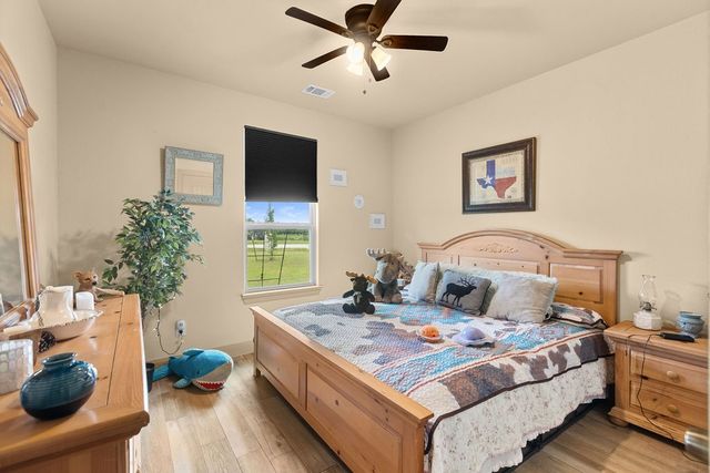 300 Delatorre Street, Trenton, TX 75490