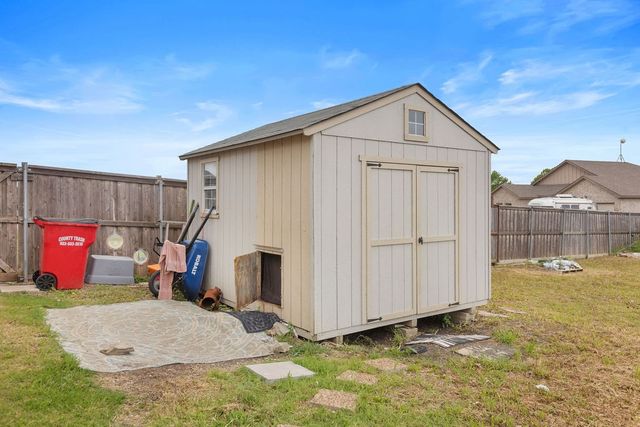 300 Delatorre Street, Trenton, TX 75490