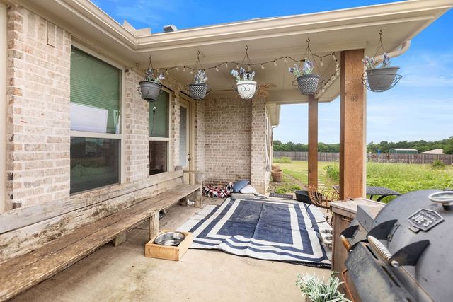 300 Delatorre Street, Trenton, TX 75490