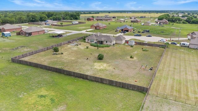 300 Delatorre Street, Trenton, TX 75490