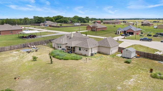 300 Delatorre Street, Trenton, TX 75490