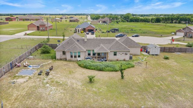 300 Delatorre Street, Trenton, TX 75490