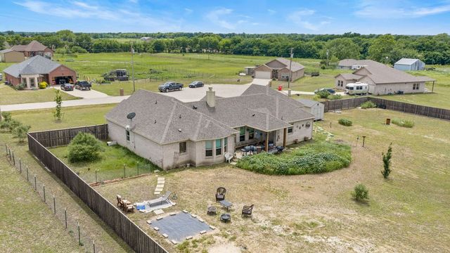 300 Delatorre Street, Trenton, TX 75490