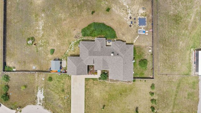 300 Delatorre Street, Trenton, TX 75490
