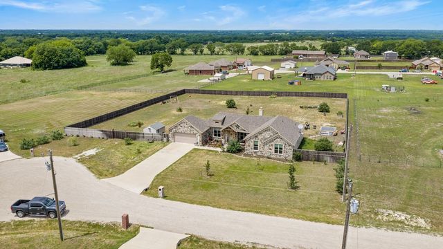 300 Delatorre Street, Trenton, TX 75490