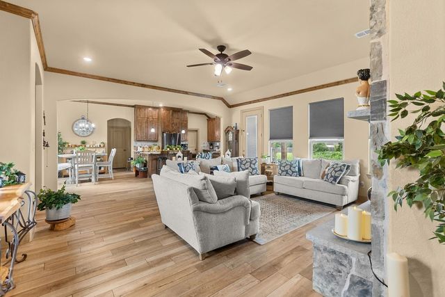 300 Delatorre Street, Trenton, TX 75490