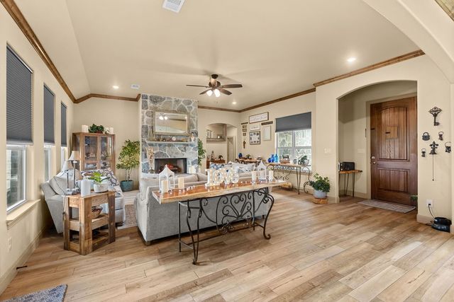 300 Delatorre Street, Trenton, TX 75490
