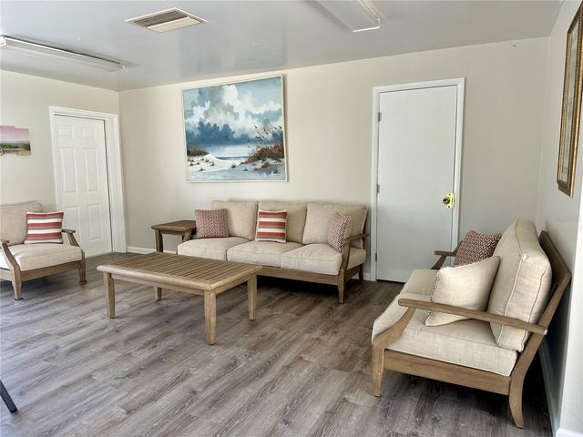350 79TH AVENUE N 142, St Petersburg, FL 33702
