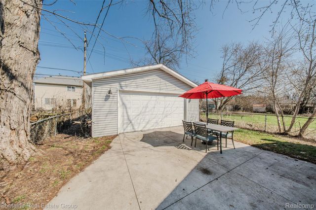 1111 Vermont Drive, Oakland Charter Township, MI 48083