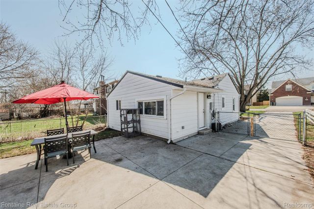 1111 Vermont Drive, Oakland Charter Township, MI 48083