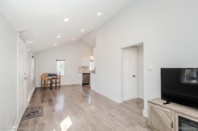 1111 Vermont Drive, Oakland Charter Township, MI 48083