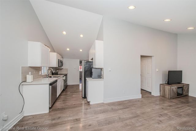 1111 Vermont Drive, Oakland Charter Township, MI 48083