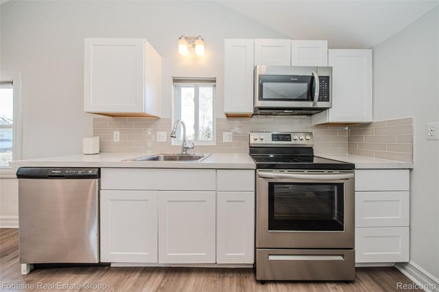 1111 Vermont Drive, Oakland Charter Township, MI 48083