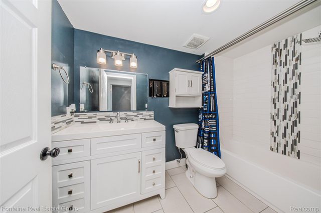 1111 Vermont Drive, Oakland Charter Township, MI 48083